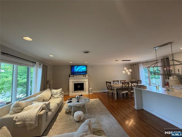 31 Clinton Lane, Wayne, NJ 07470