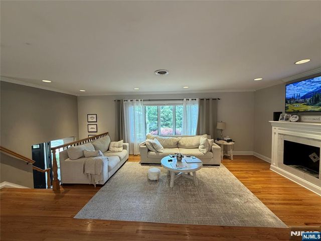 31 Clinton Lane, Wayne, NJ 07470