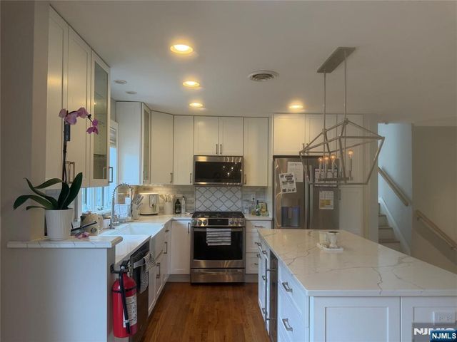 31 Clinton Lane, Wayne, NJ 07470