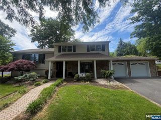 31 Clinton Lane, Wayne, NJ 07470