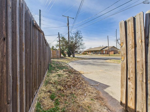 3011 GORDON STREET, Vernon, TX 76384