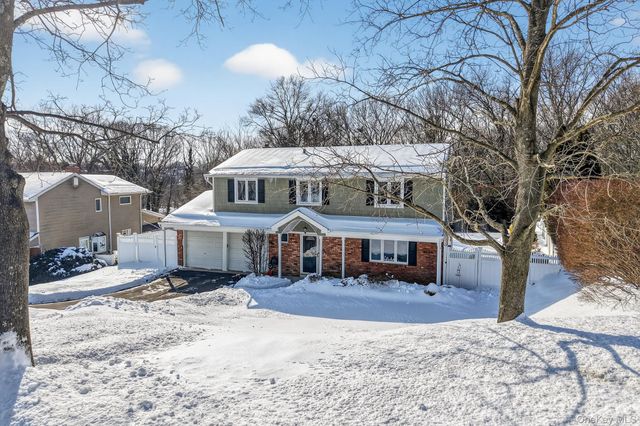 18 Hill Lane, Smithtown, NY 11787