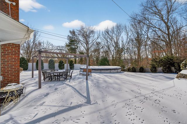 18 Hill Lane, Smithtown, NY 11787