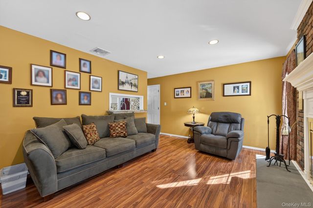 18 Hill Lane, Smithtown, NY 11787