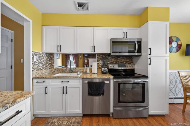 18 Hill Lane, Smithtown, NY 11787