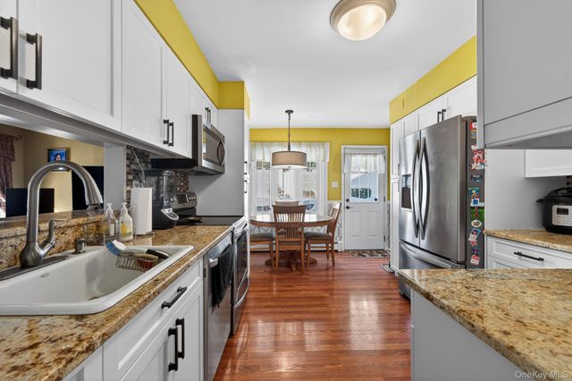 18 Hill Lane, Smithtown, NY 11787