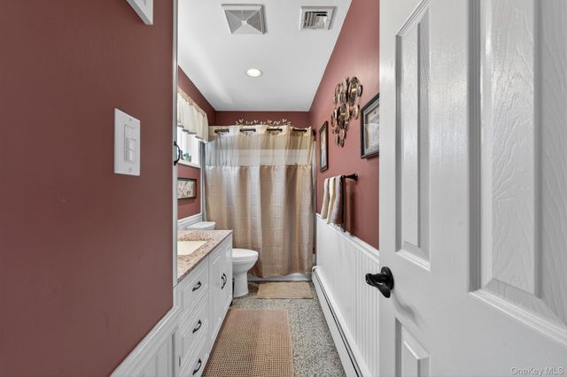 18 Hill Lane, Smithtown, NY 11787