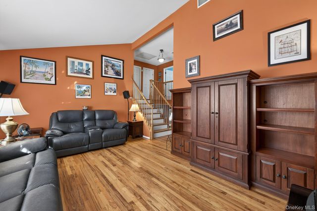 18 Hill Lane, Smithtown, NY 11787