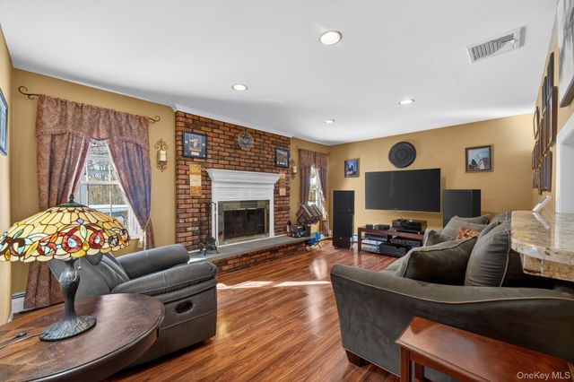 18 Hill Lane, Smithtown, NY 11787