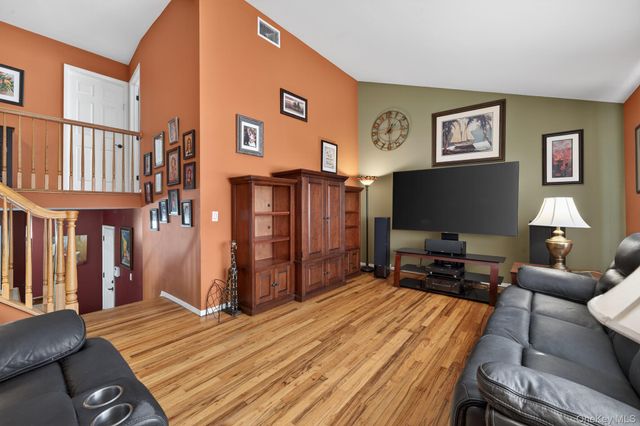 18 Hill Lane, Smithtown, NY 11787