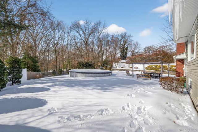 18 Hill Lane, Smithtown, NY 11787