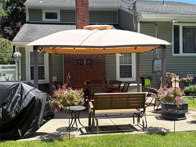 18 Hill Lane, Smithtown, NY 11787