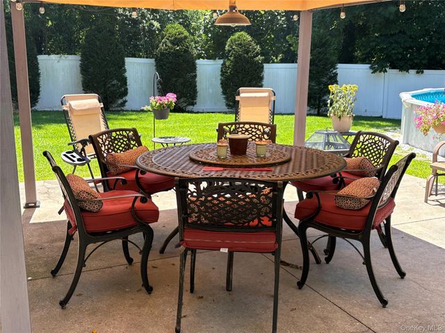 18 Hill Lane, Smithtown, NY 11787