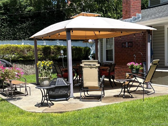 18 Hill Lane, Smithtown, NY 11787