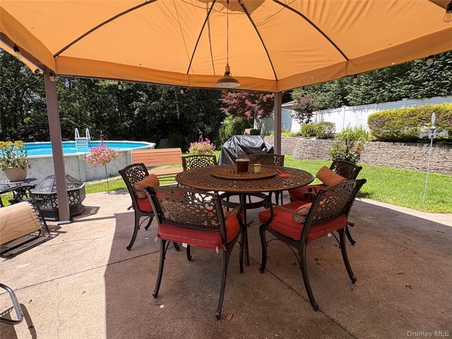 18 Hill Lane, Smithtown, NY 11787