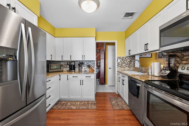 18 Hill Lane, Smithtown, NY 11787