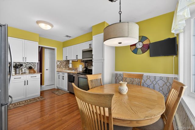 18 Hill Lane, Smithtown, NY 11787