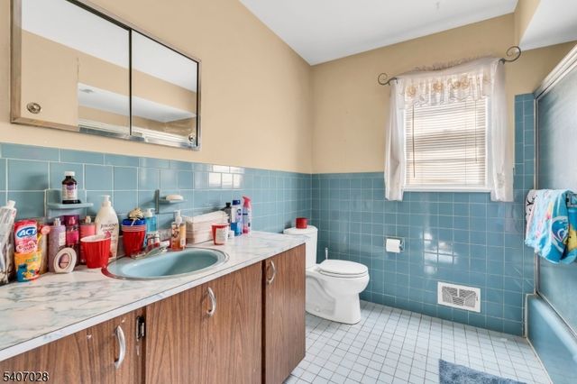 712 Moses Dr, Rahway City, NJ 07065