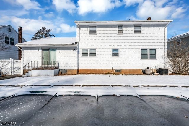 712 Moses Dr, Rahway City, NJ 07065