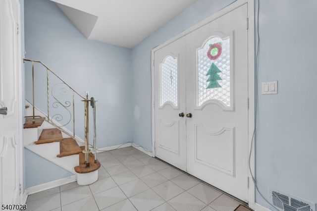 712 Moses Dr, Rahway City, NJ 07065