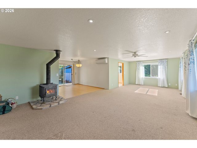 1378 Nw GROVE St, Roseburg, OR 97471