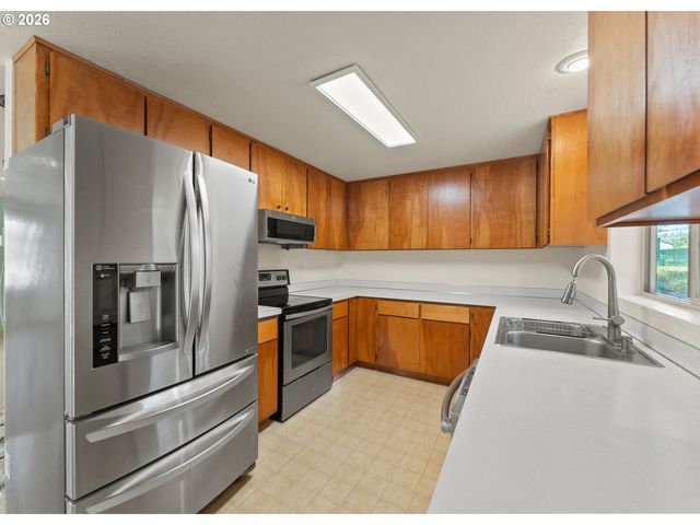 1378 Nw GROVE St, Roseburg, OR 97471