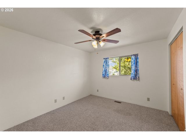 1378 Nw GROVE St, Roseburg, OR 97471