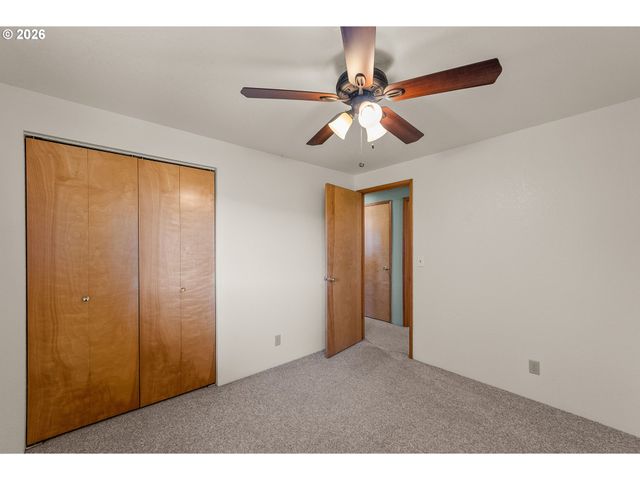 1378 Nw GROVE St, Roseburg, OR 97471