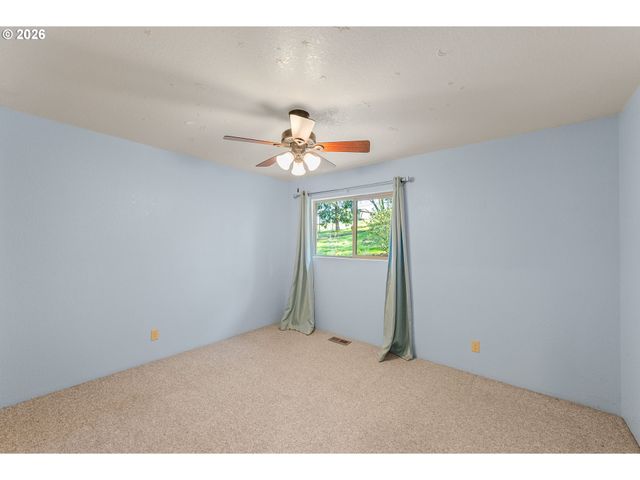 1378 Nw GROVE St, Roseburg, OR 97471