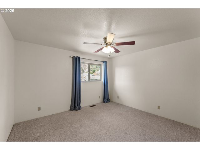 1378 Nw GROVE St, Roseburg, OR 97471