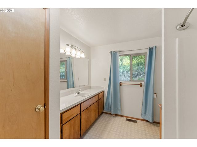 1378 Nw GROVE St, Roseburg, OR 97471