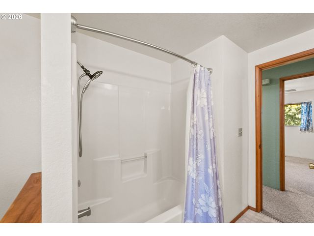 1378 Nw GROVE St, Roseburg, OR 97471