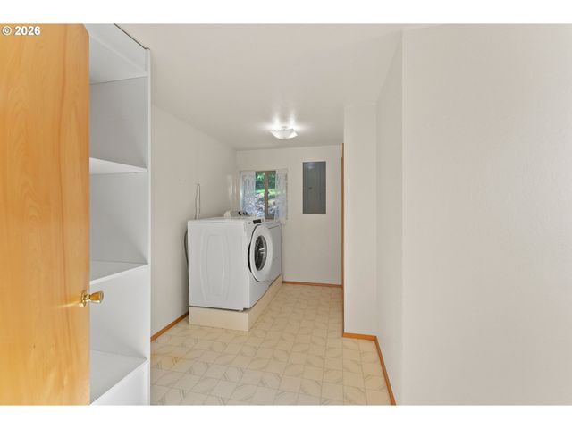 1378 Nw GROVE St, Roseburg, OR 97471