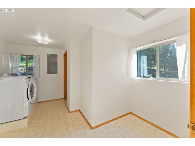 1378 Nw GROVE St, Roseburg, OR 97471