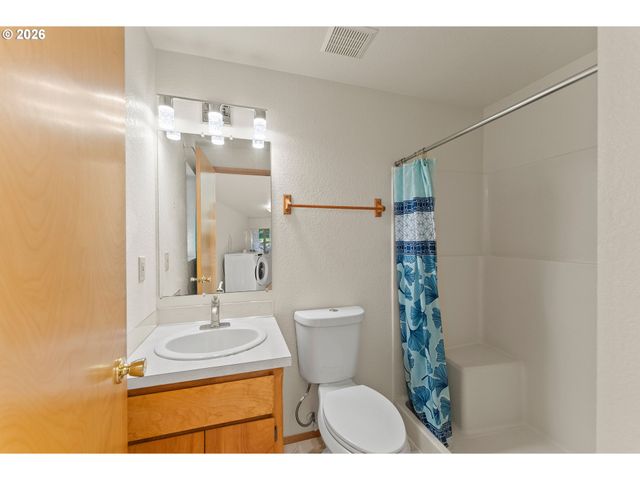 1378 Nw GROVE St, Roseburg, OR 97471