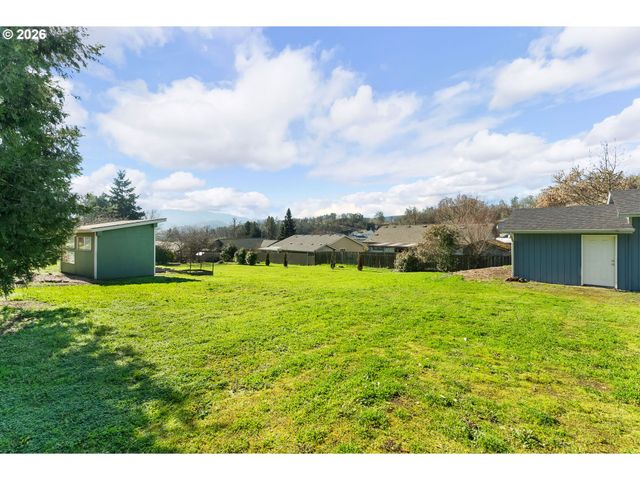 1378 Nw GROVE St, Roseburg, OR 97471