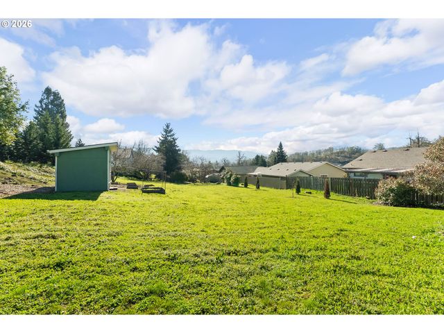 1378 Nw GROVE St, Roseburg, OR 97471