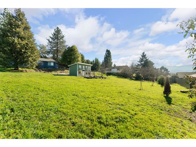 1378 Nw GROVE St, Roseburg, OR 97471