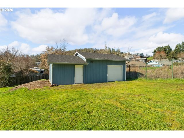 1378 Nw GROVE St, Roseburg, OR 97471