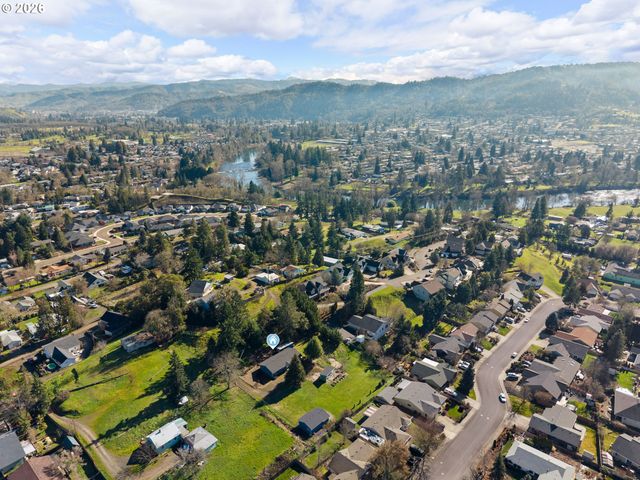 1378 Nw GROVE St, Roseburg, OR 97471