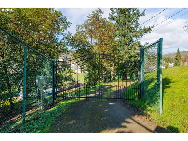 1378 Nw GROVE St, Roseburg, OR 97471