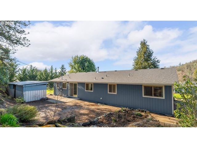 1378 Nw GROVE St, Roseburg, OR 97471