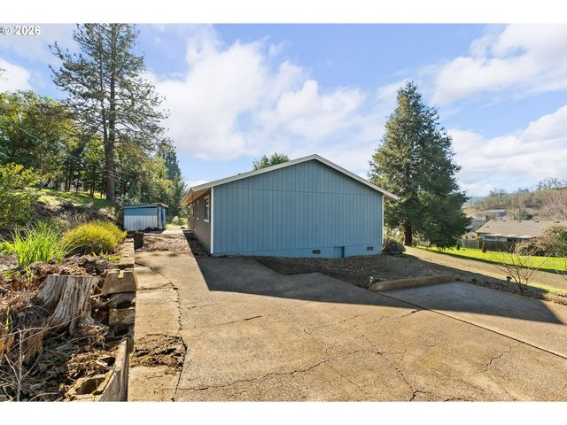 1378 Nw GROVE St, Roseburg, OR 97471