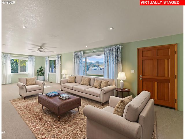 1378 Nw GROVE St, Roseburg, OR 97471