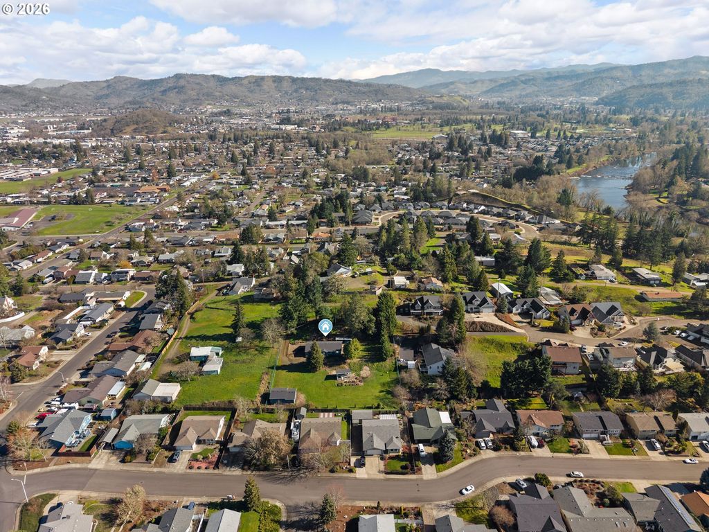 1378 Nw GROVE St, Roseburg, OR 97471