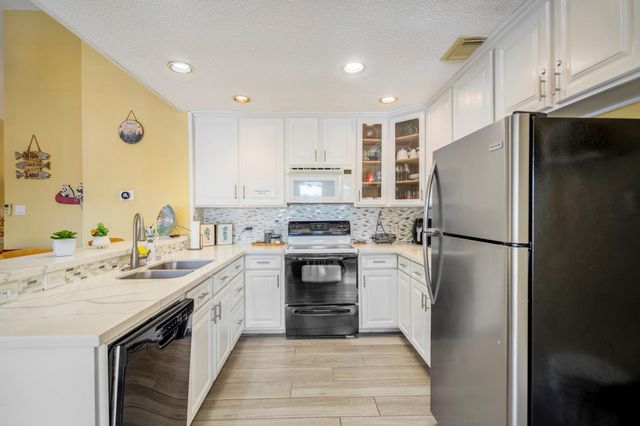 22547 Bayview Circle, Huntsville, TX 77320
