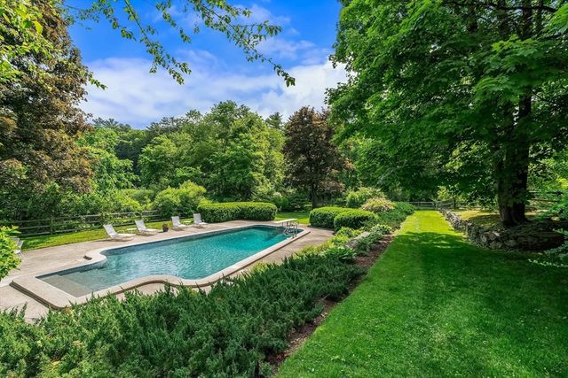 11 Concord Road, Wayland, MA 01778