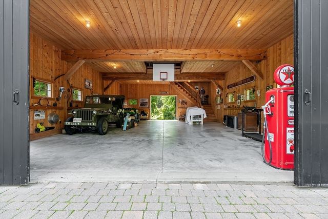 11 Concord Road, Wayland, MA 01778