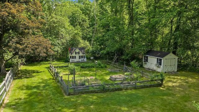 11 Concord Road, Wayland, MA 01778