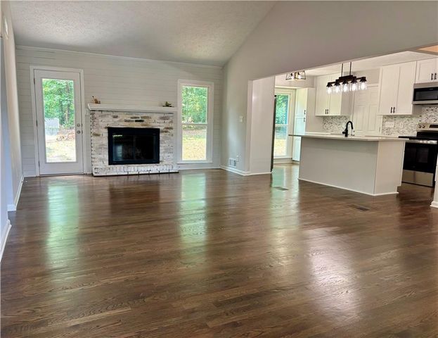 1743 Moss Drive, Snellville, GA 30078